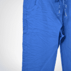 Zoom sur les détails de la poche du pantalon Maxou bleu dur