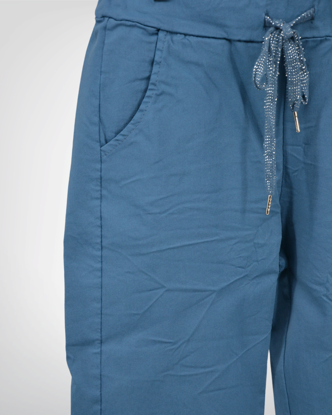 Zoom sur la poche du pantalon Maxou bleu canard