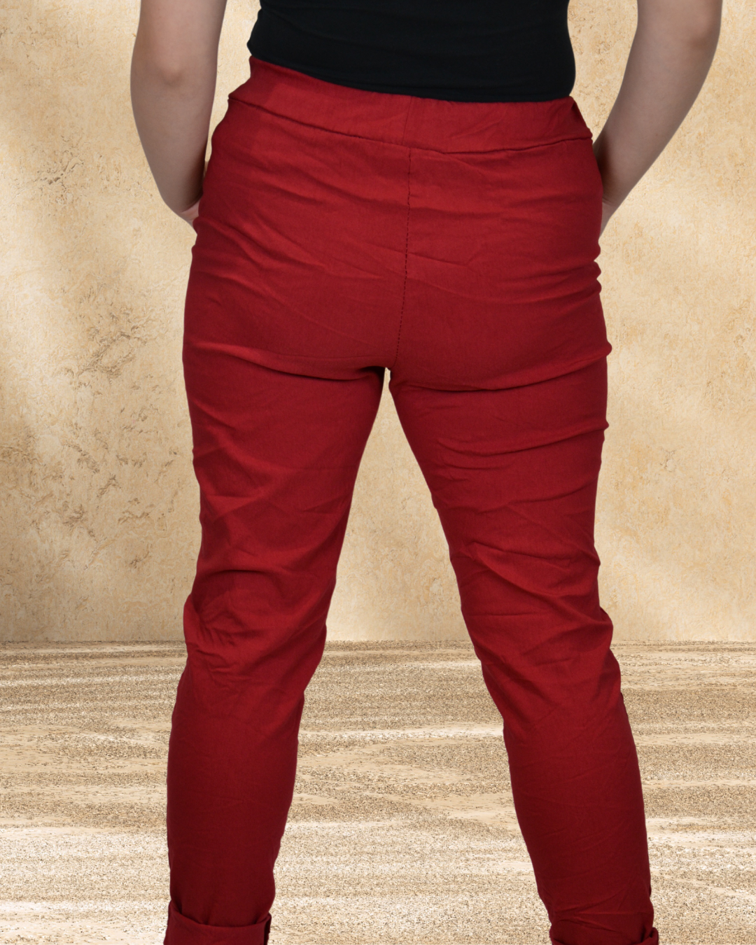 Mannequin de dos portant le pantalon Maxou bordeaux