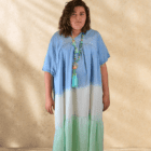 Mannequin portant la robe Dolly vert aqua