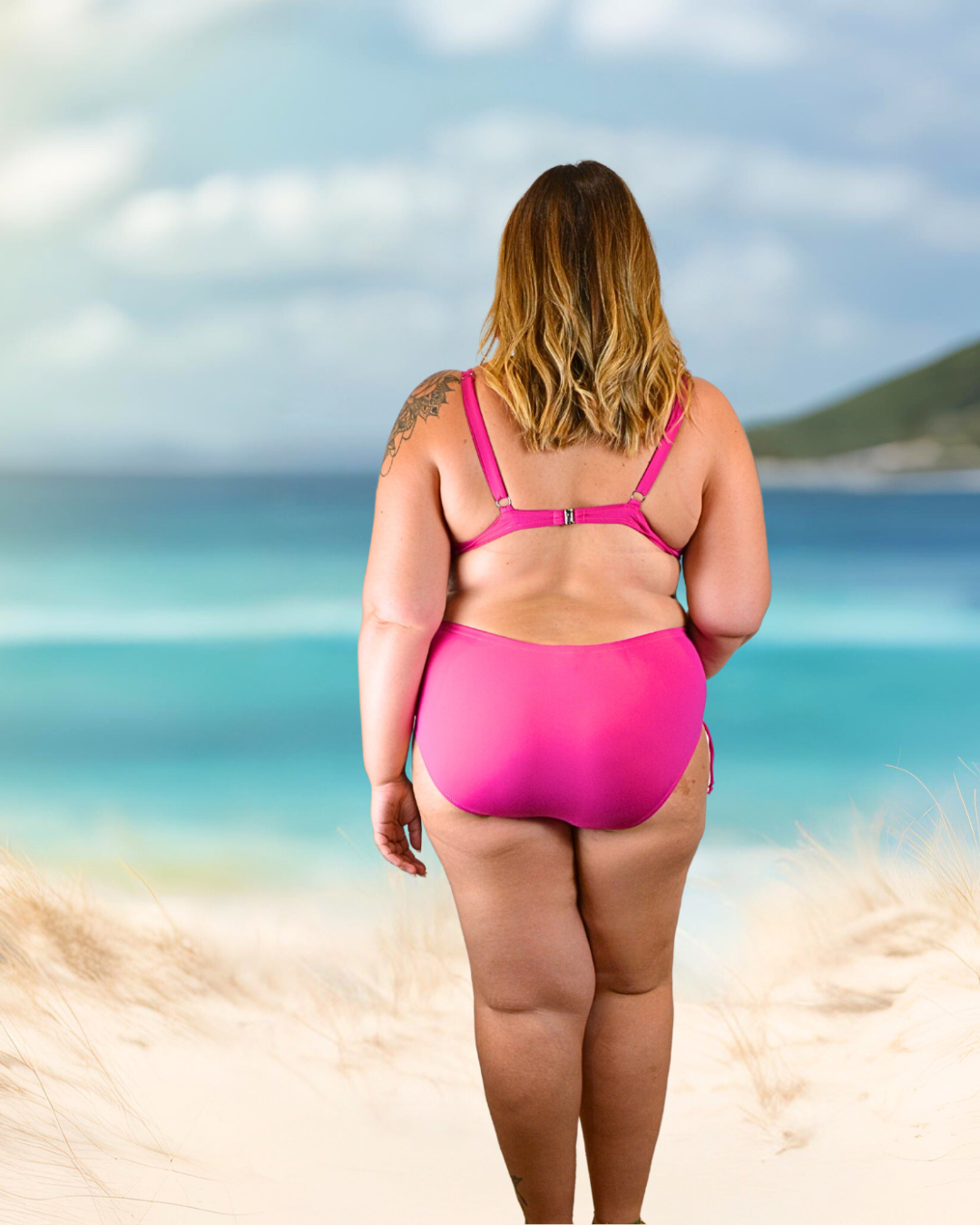 Femme de dos portant le maillot e bain Sofia fushia