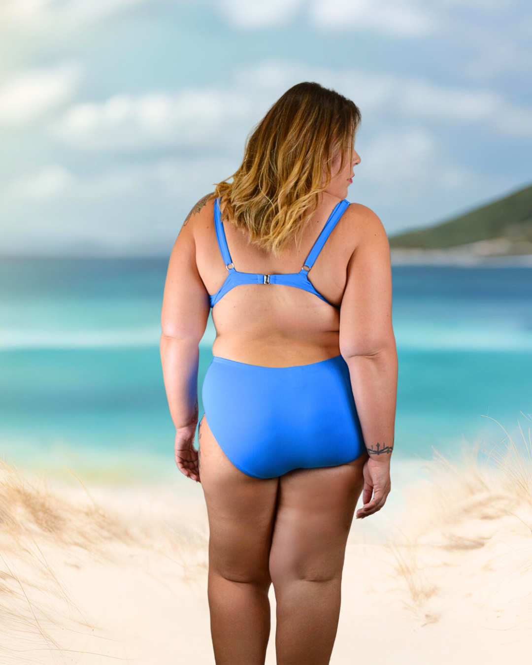 Femme de dos portant le maillot de bain 2pièces Sofia bleu