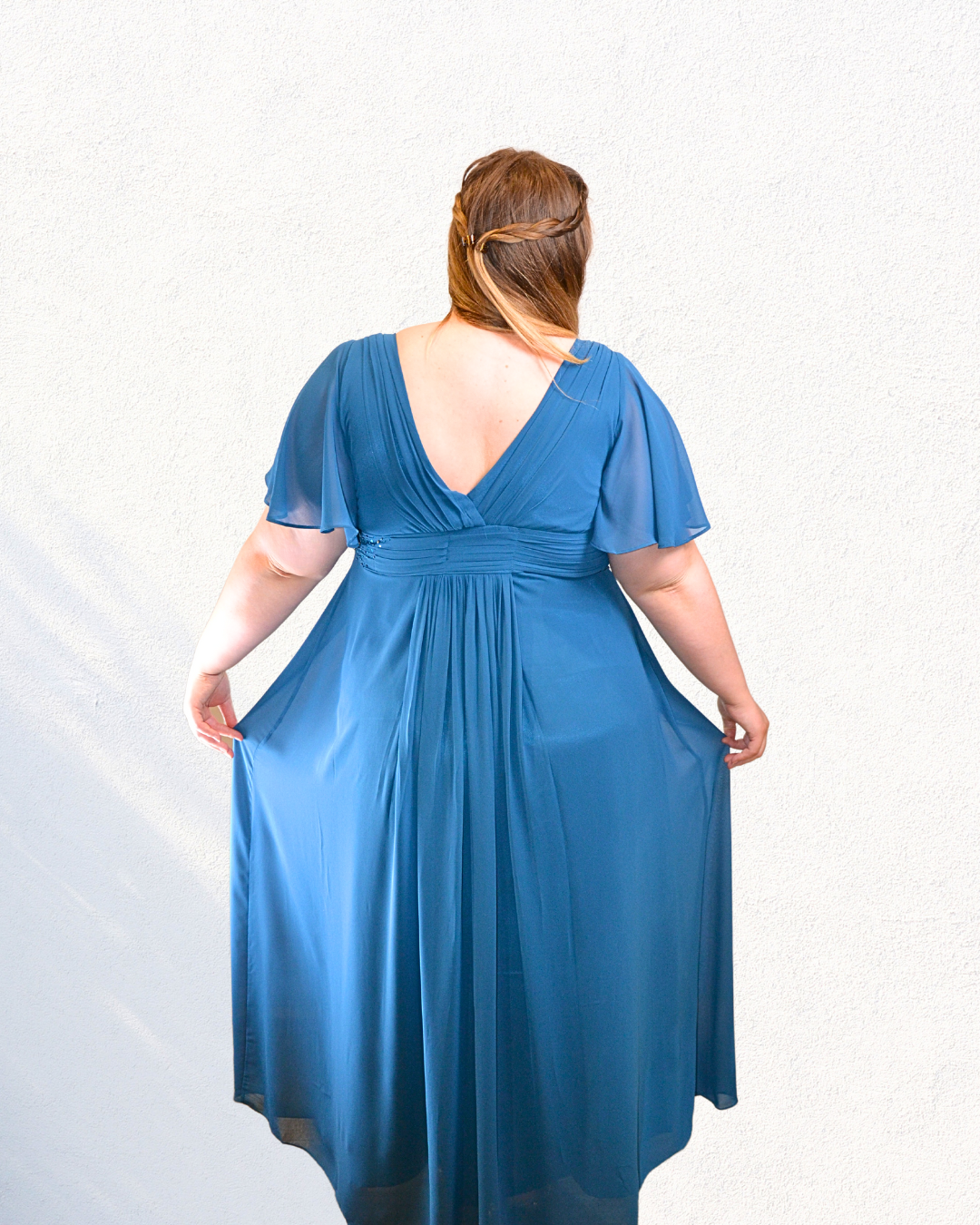 Mannequin de dos portant la robe daphnée bleu pétrole