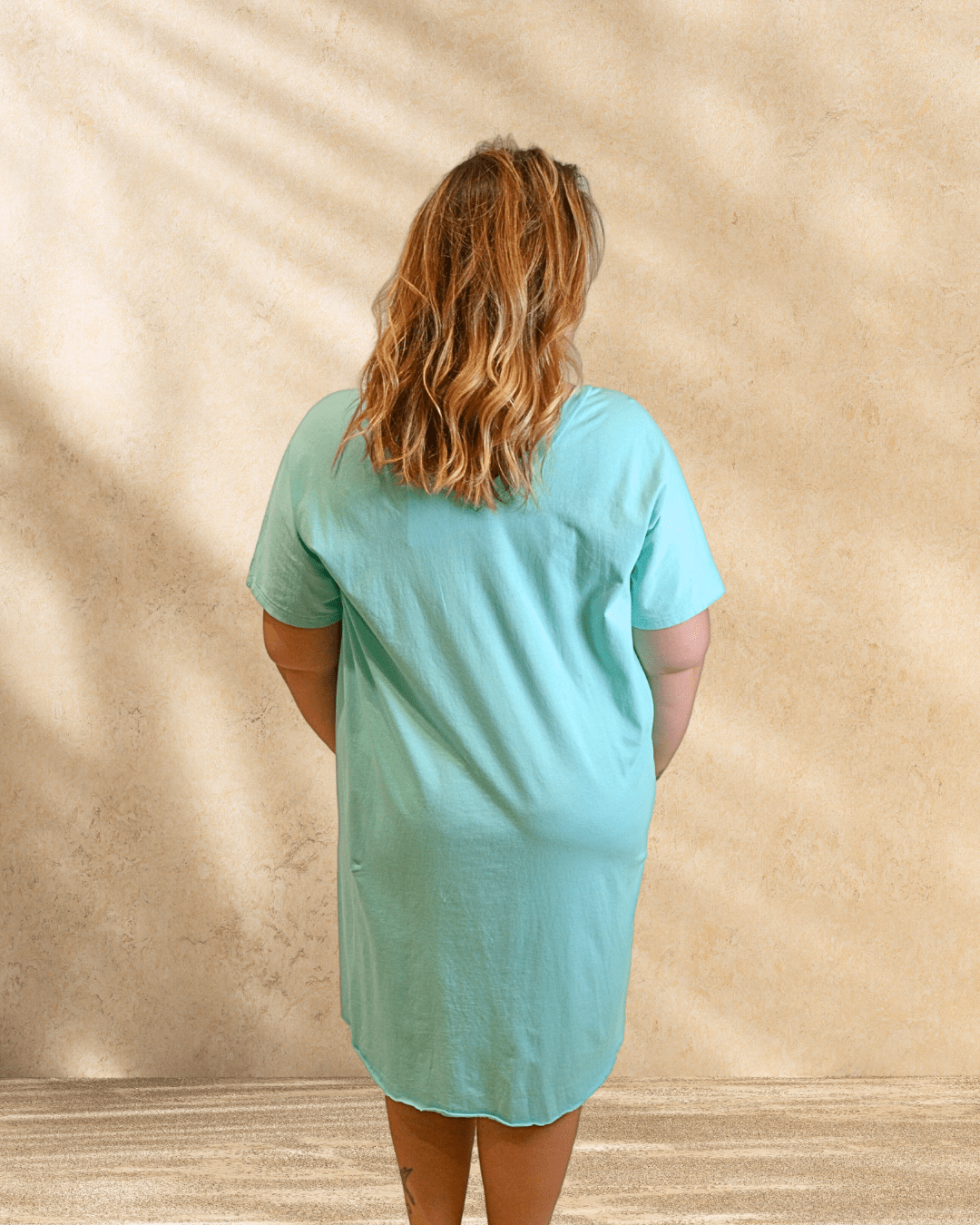 Mannequin de dos portant la robe tshirt Line turquoise