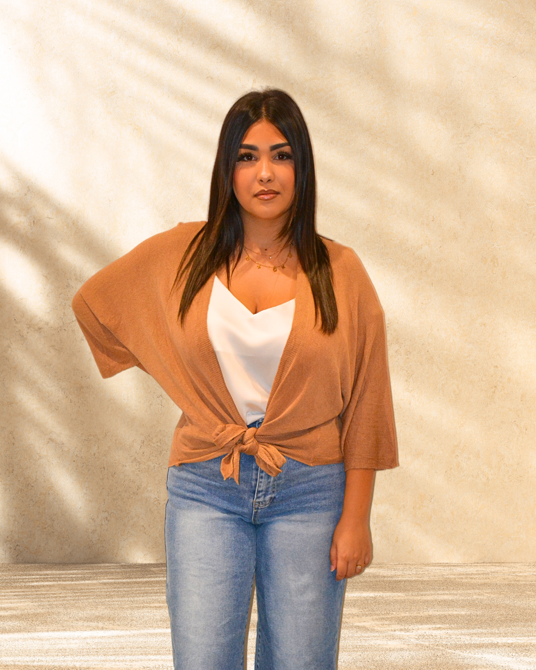 Mannequin portant le bolero Ginette camel