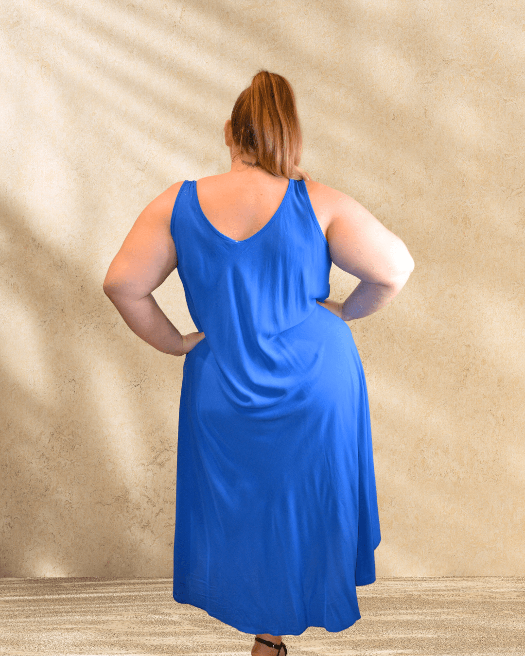mannequin de dos portant la robe Paule bleu royal.