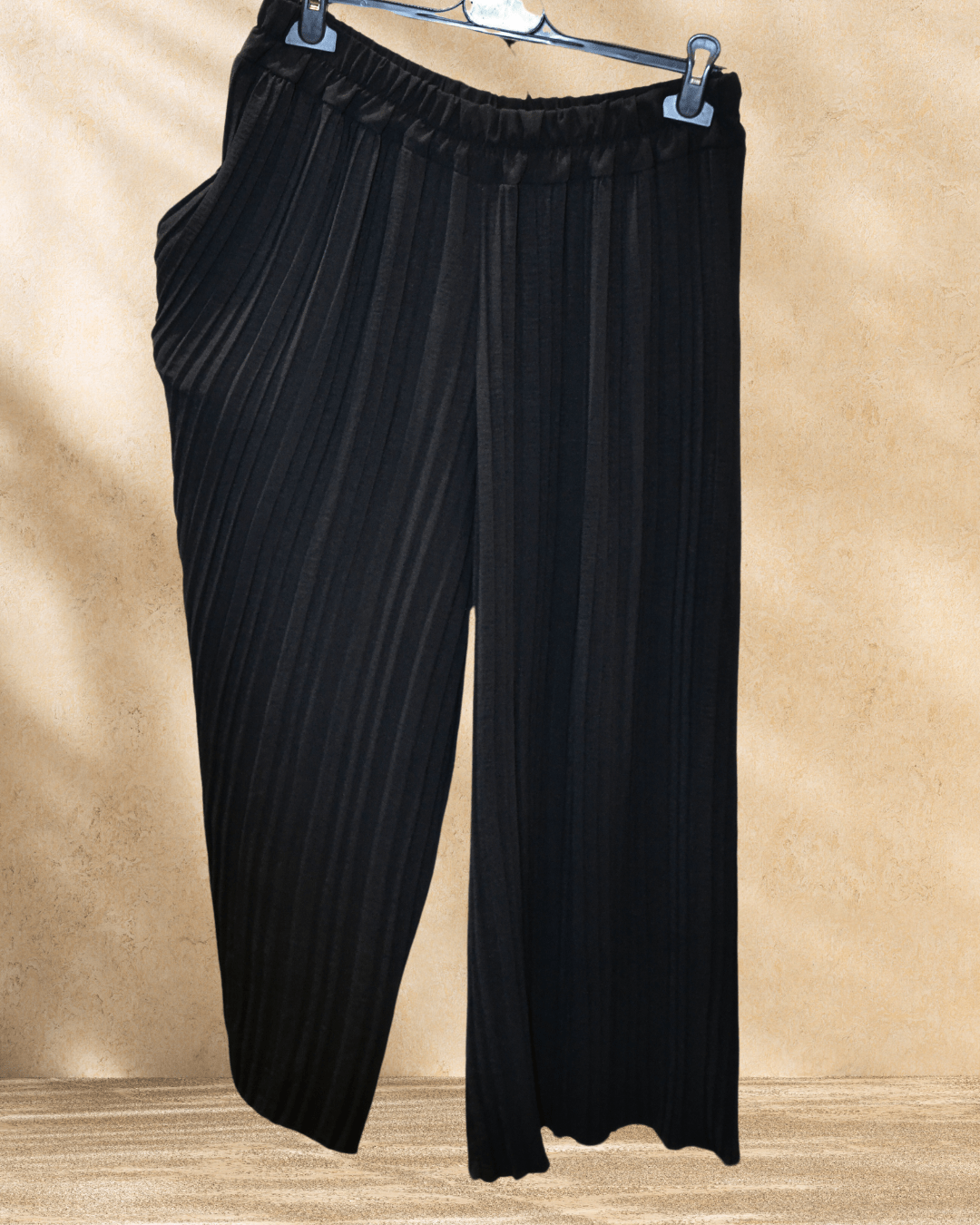 Pantalon Chantal noir sur cintre.