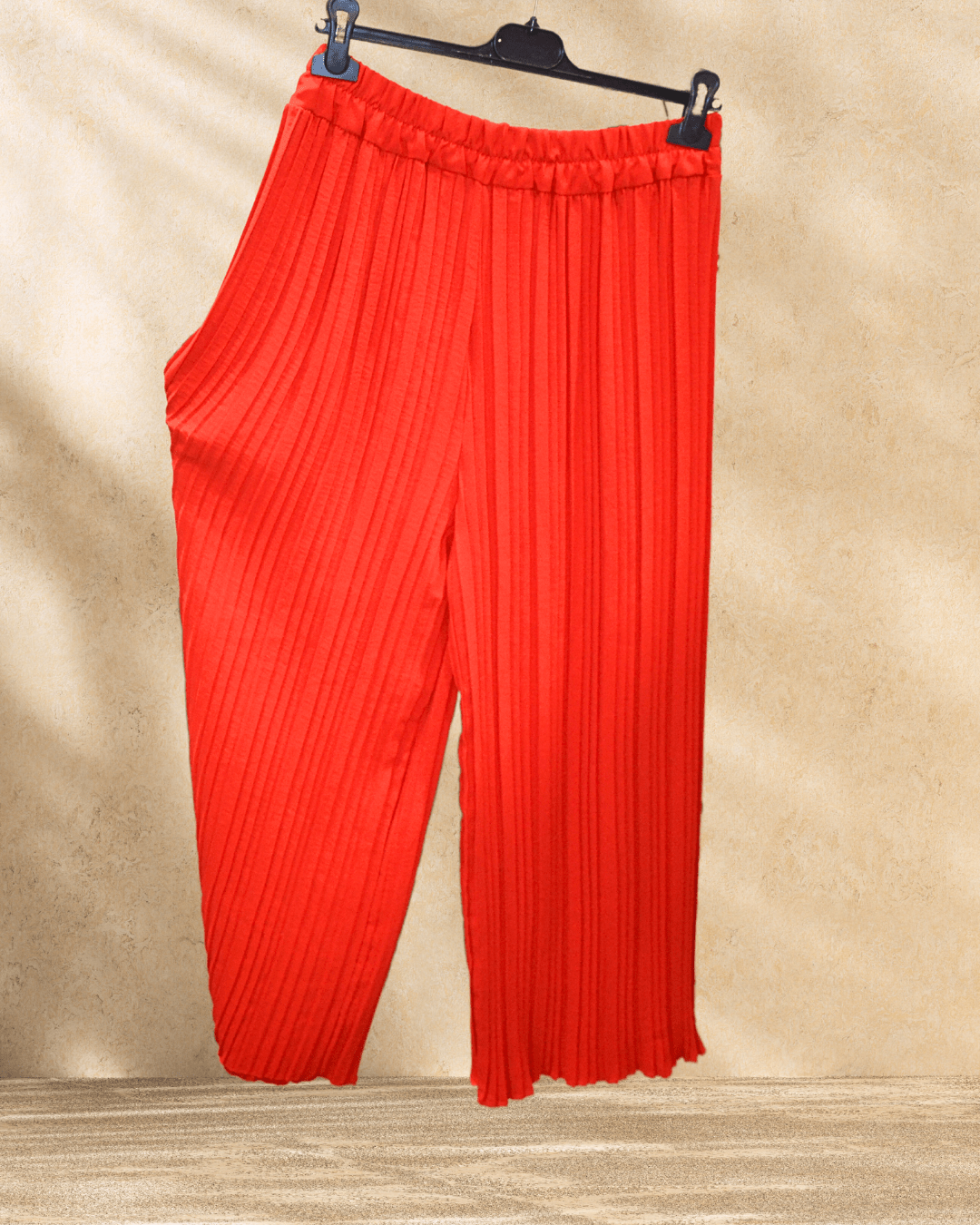 Pantalon Chantal rouge sur un cintre