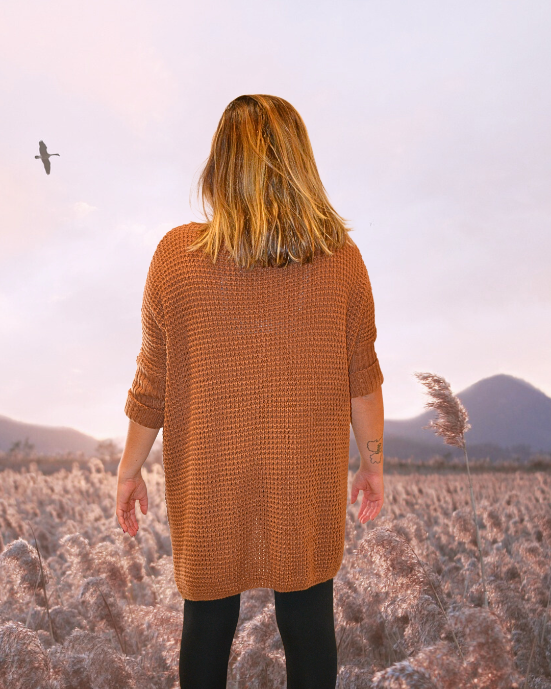 Mannequin de dos portant le pull Marguerite camel