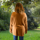 Mannequin de dos portant le pull Pivoine Beige miel