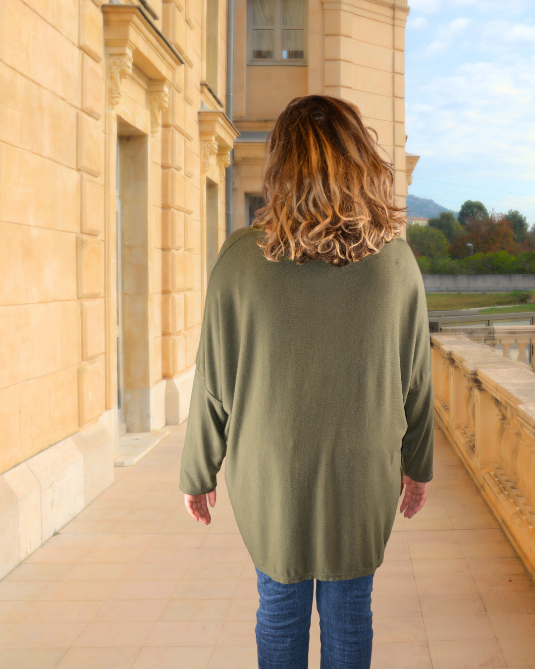 Mannequin de dos portant le pull Eleonore kaki