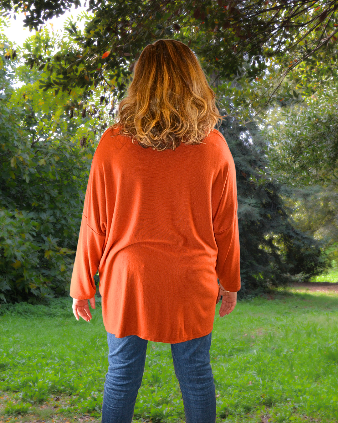 Mannequin de dos portant le pull Pivoine tangerine.