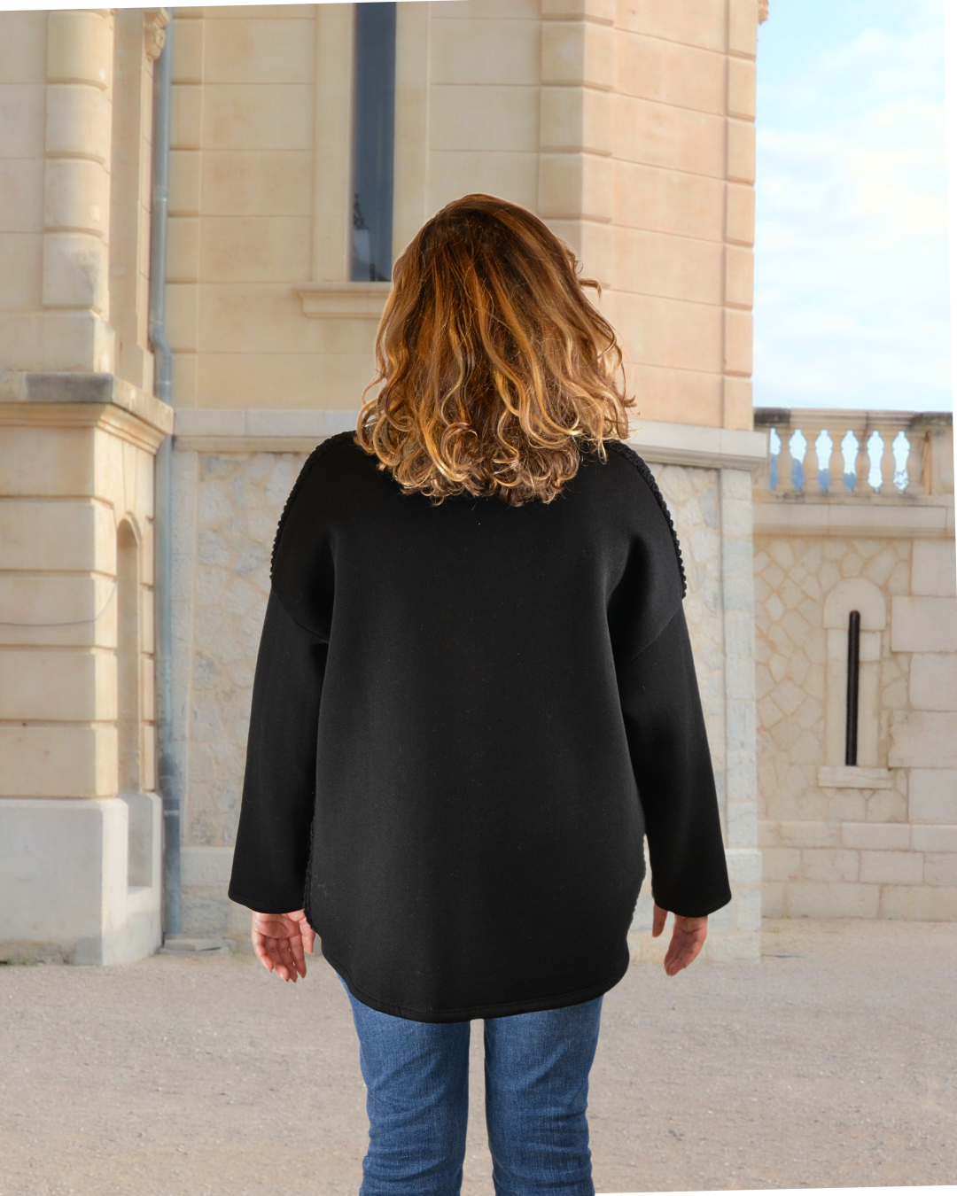 Mannequin de dos portant le pull Angeli noir