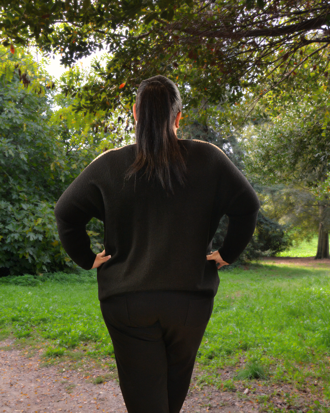 Mannequin de dos portant le pull fluide Audrey noir