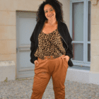 Mannequin portant le pantalon en simili cuir Eddy dec ouleur camel