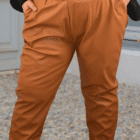 Zoom sur mannequin portant le pantalon EZddy camel pour montrer les détails