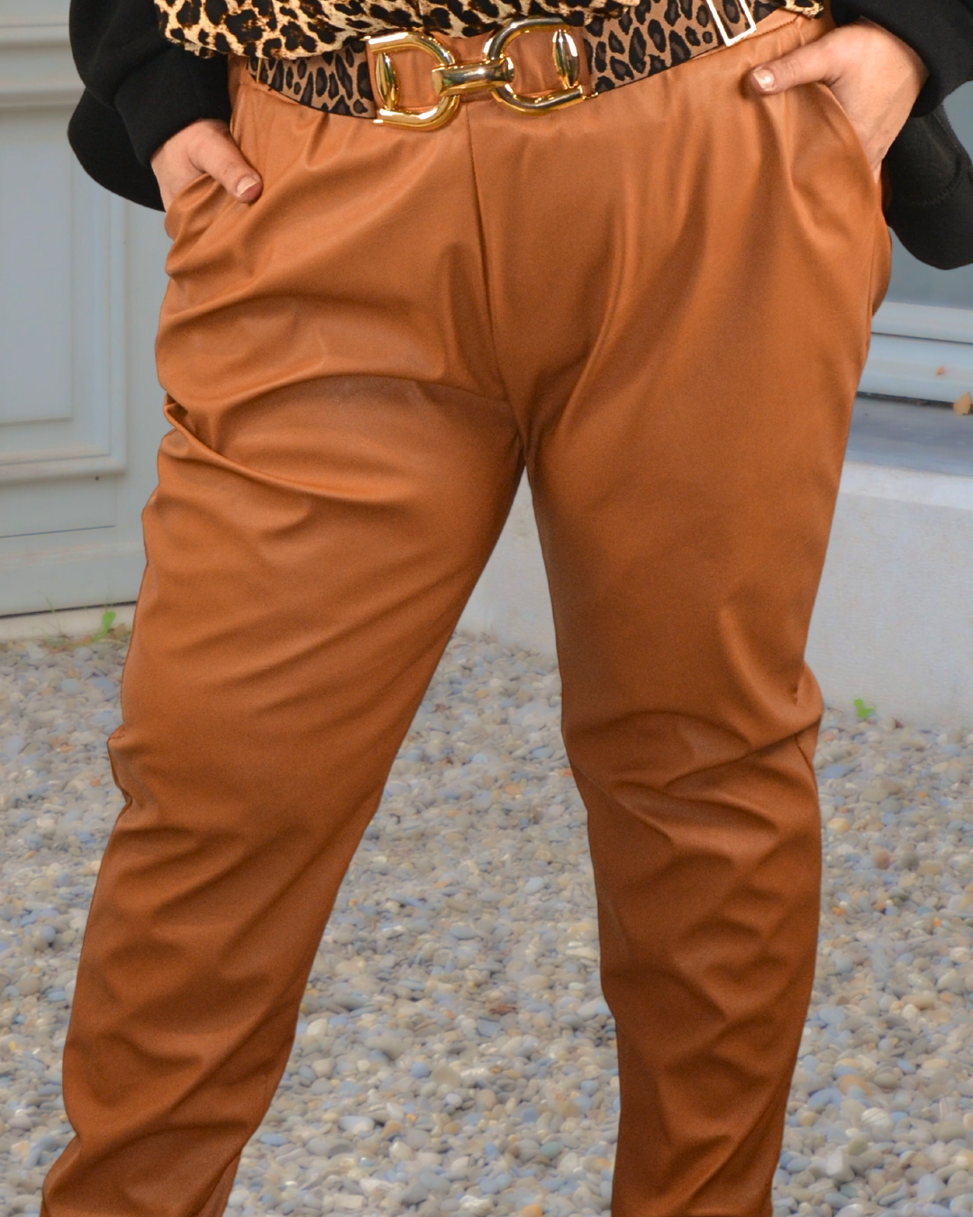 Zoom sur mannequin portant le pantalon EZddy camel pour montrer les détails