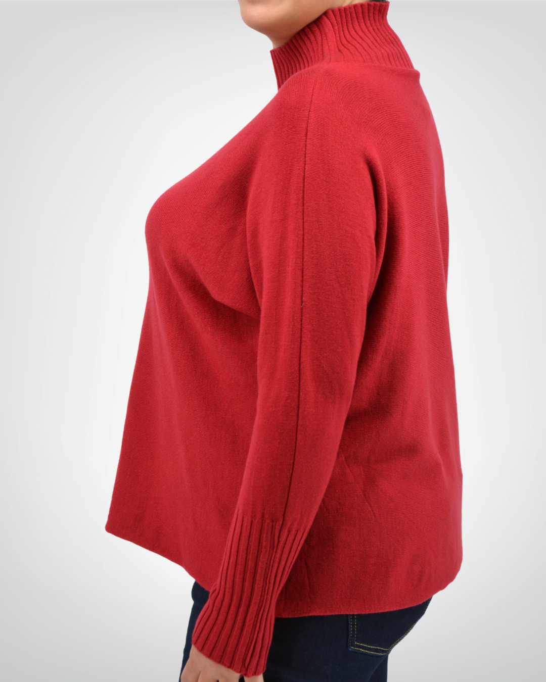 mannequin de profil portant le pull Deborah rouge