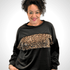 Mannequin portant le sweat Nicole en velour à sequins