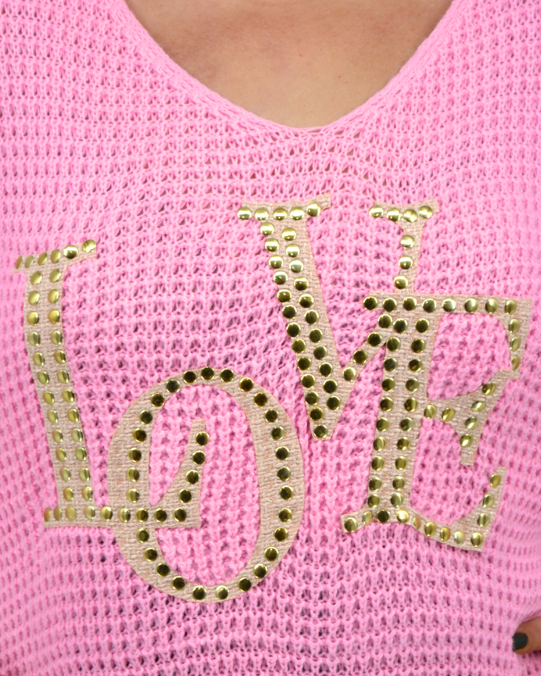 Zoom sur l'inscription love du pull jonas rose tendre