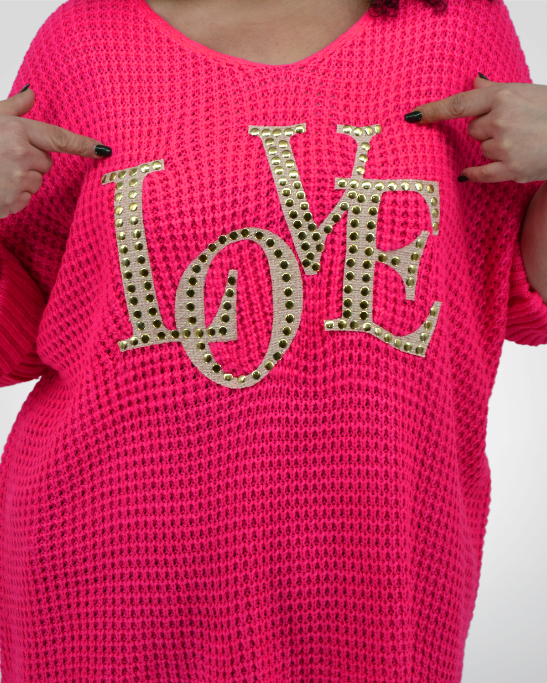 Zoom sur l'inscription Love du pull Jonas fushia