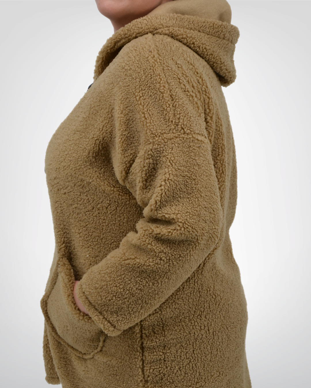 Mannequin de profil portant le manteau teddy camel