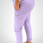 Mannequin de profil portant le pantalon giuloi lilas