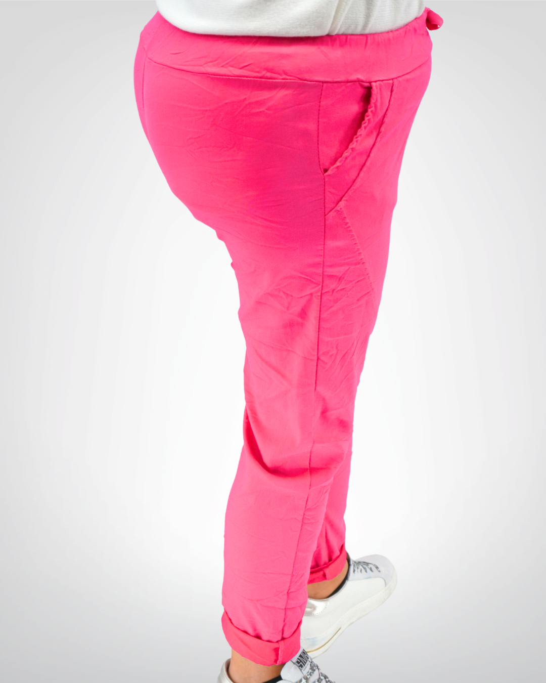 Mannequin de profil portant le pantalon Giulio fushia