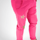 Mannequin de profil portantle pantalon venus fushia