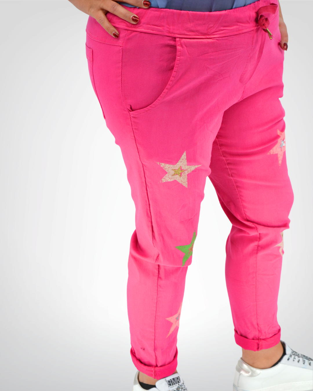 Mannequin de profil portantle pantalon venus fushia