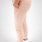 Mannequin de profil portant le pantalon Venus beige rosé