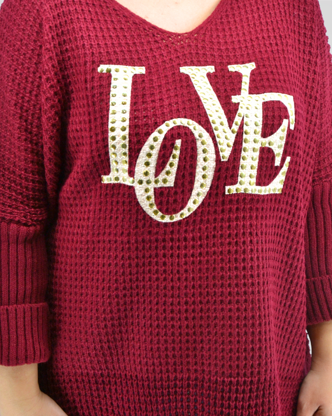 Zoom sur l'inscription Love du pull jonas bordeaux