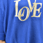 zoom sur l'inscription Love du pull jonas bleu