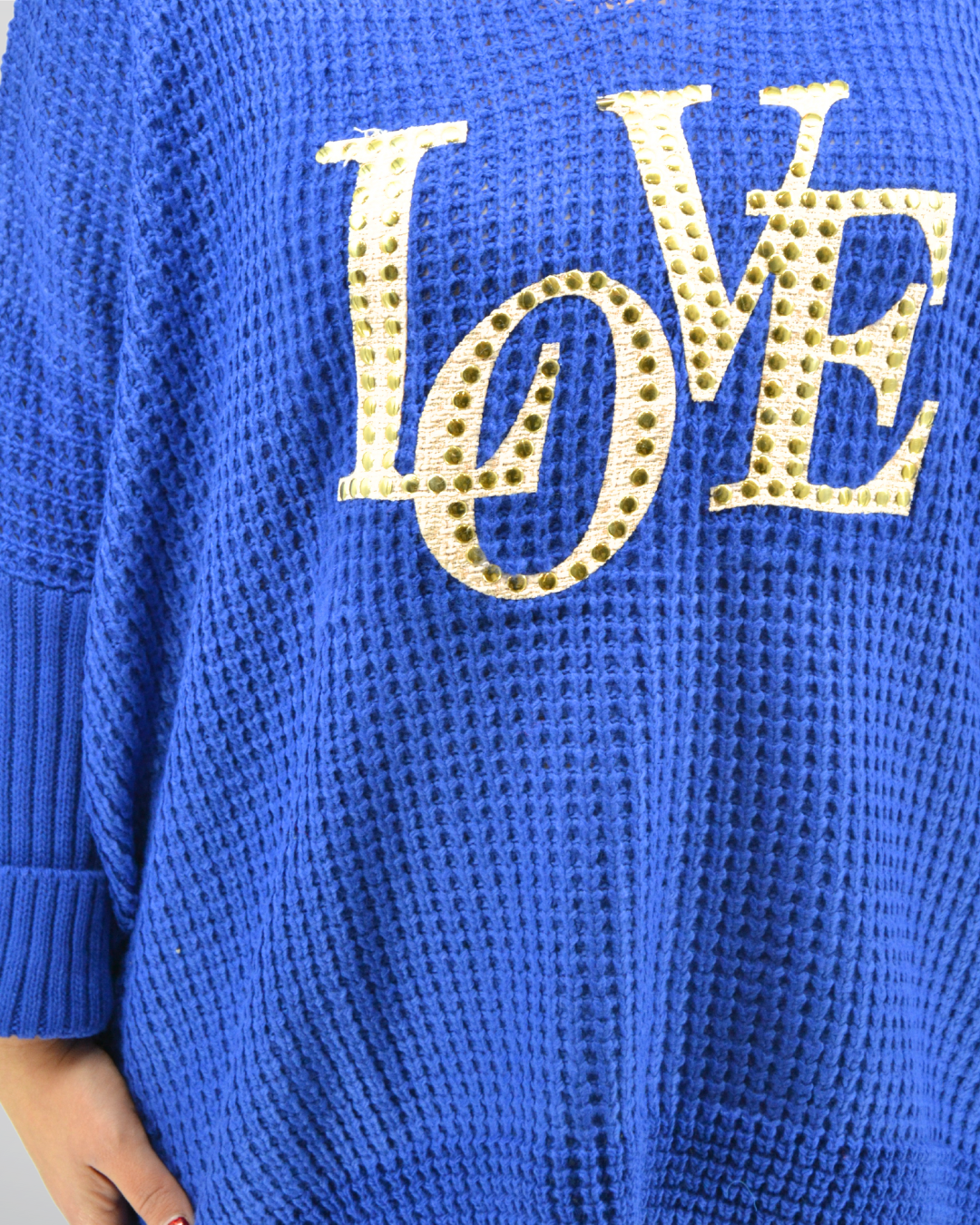 zoom sur l'inscription Love du pull jonas bleu